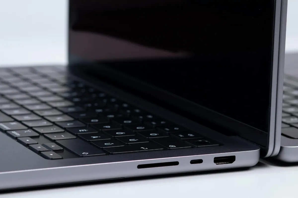 7 Aksesoris MacBook Terbaik 2026